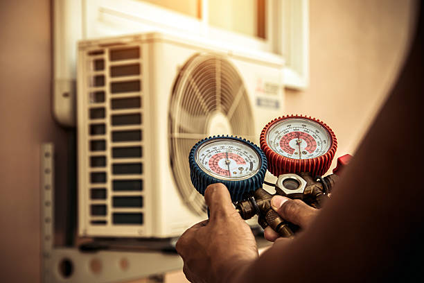 Professional Ac Installation technician working in Valley Farms, AZ